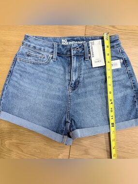 No Boundaries Women's Blue Denim Rolled Hem Shorts